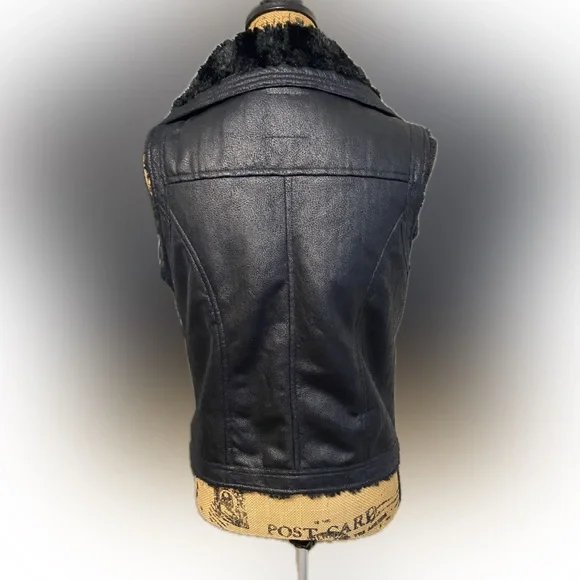 Women's Black Faux Fur Collar Vest - Picture 4 of 9